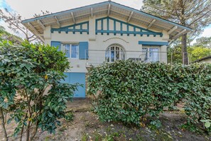 Una casa con tetto a due spioni, un portone e un piccolo portico.