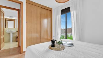 1 habitación, tabla de planchar con plancha, wifi gratis y ropa de cama