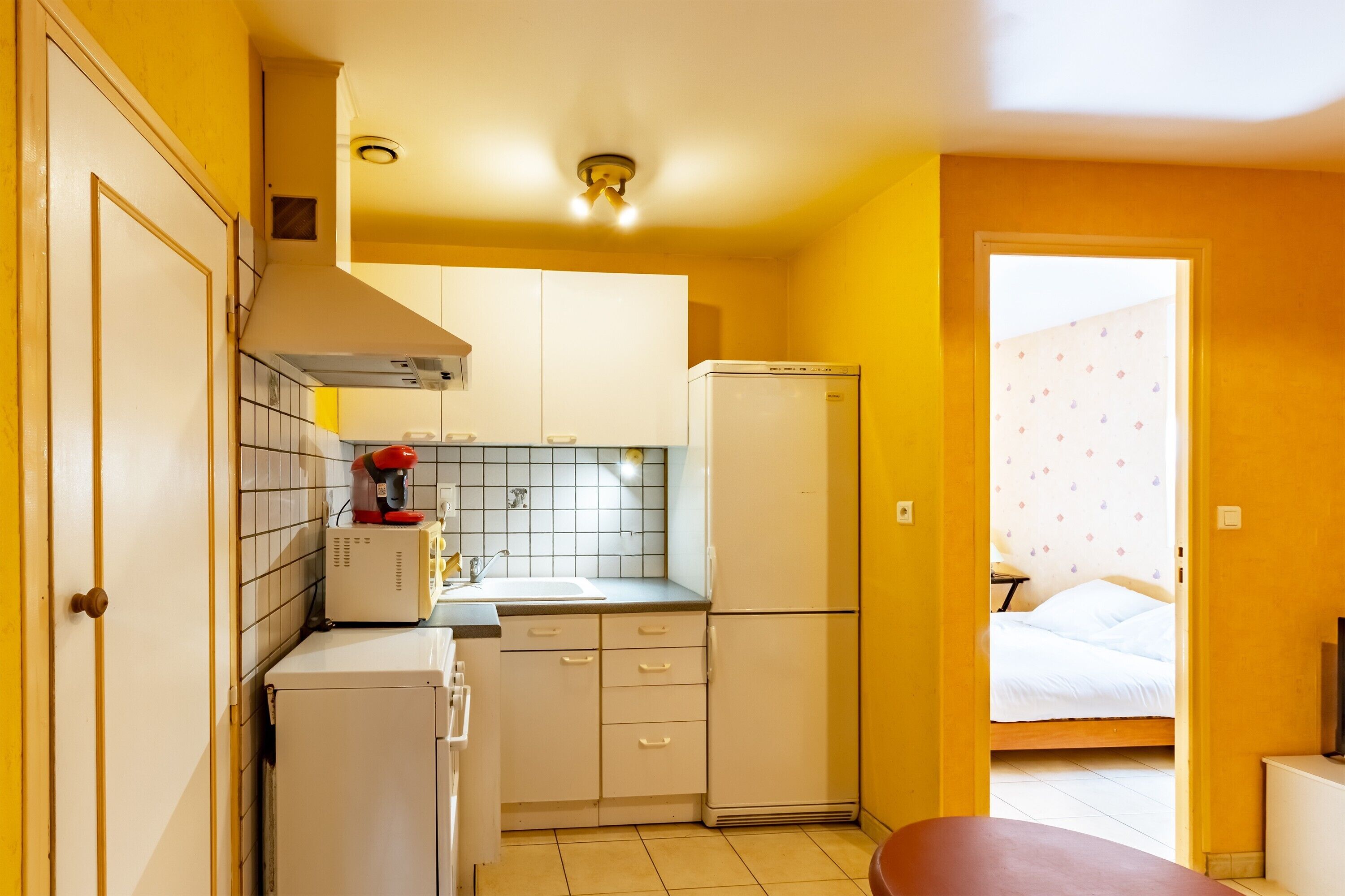 Frigorífico, microondas, horno y placa de cocina