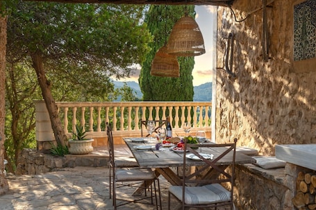 Speisen im Freien. Finca 'Especial El Pino En Esporles' mit Bergblick, WLAN und Klimaanlage