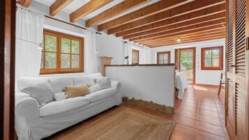 Een open haard en een tafeltennistafel