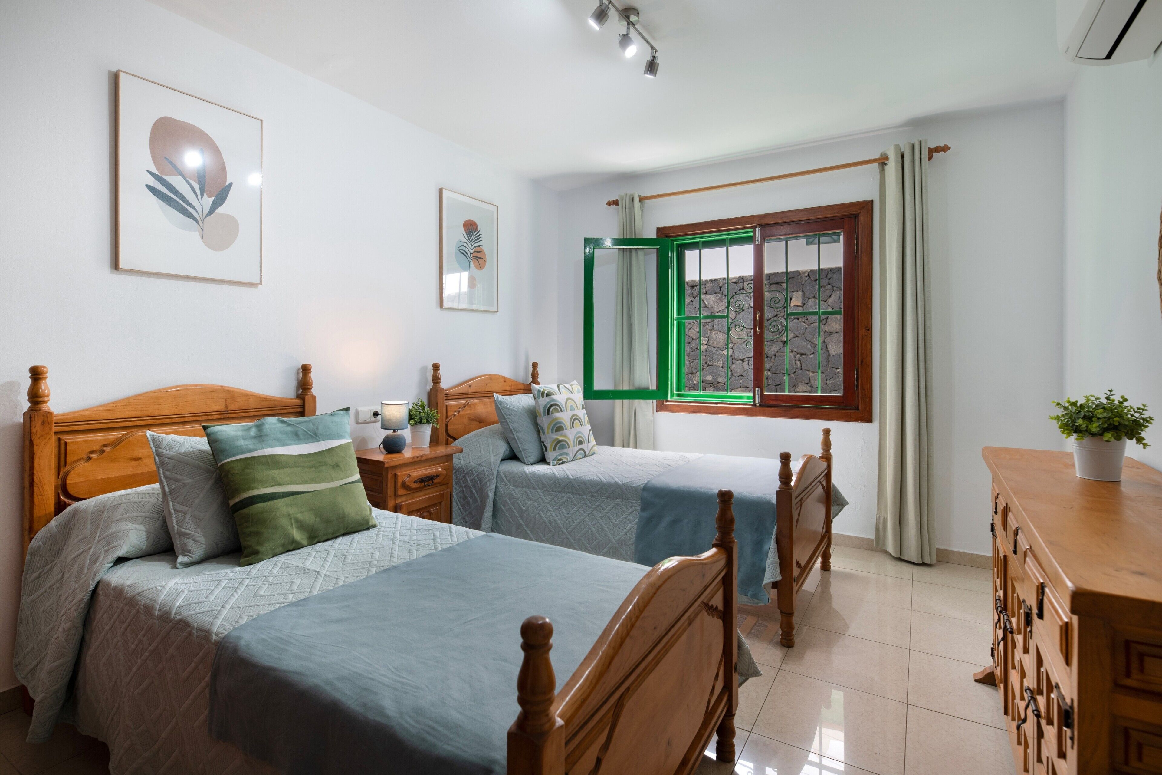 6 bedrooms, iron/ironing board, free WiFi, bed sheets