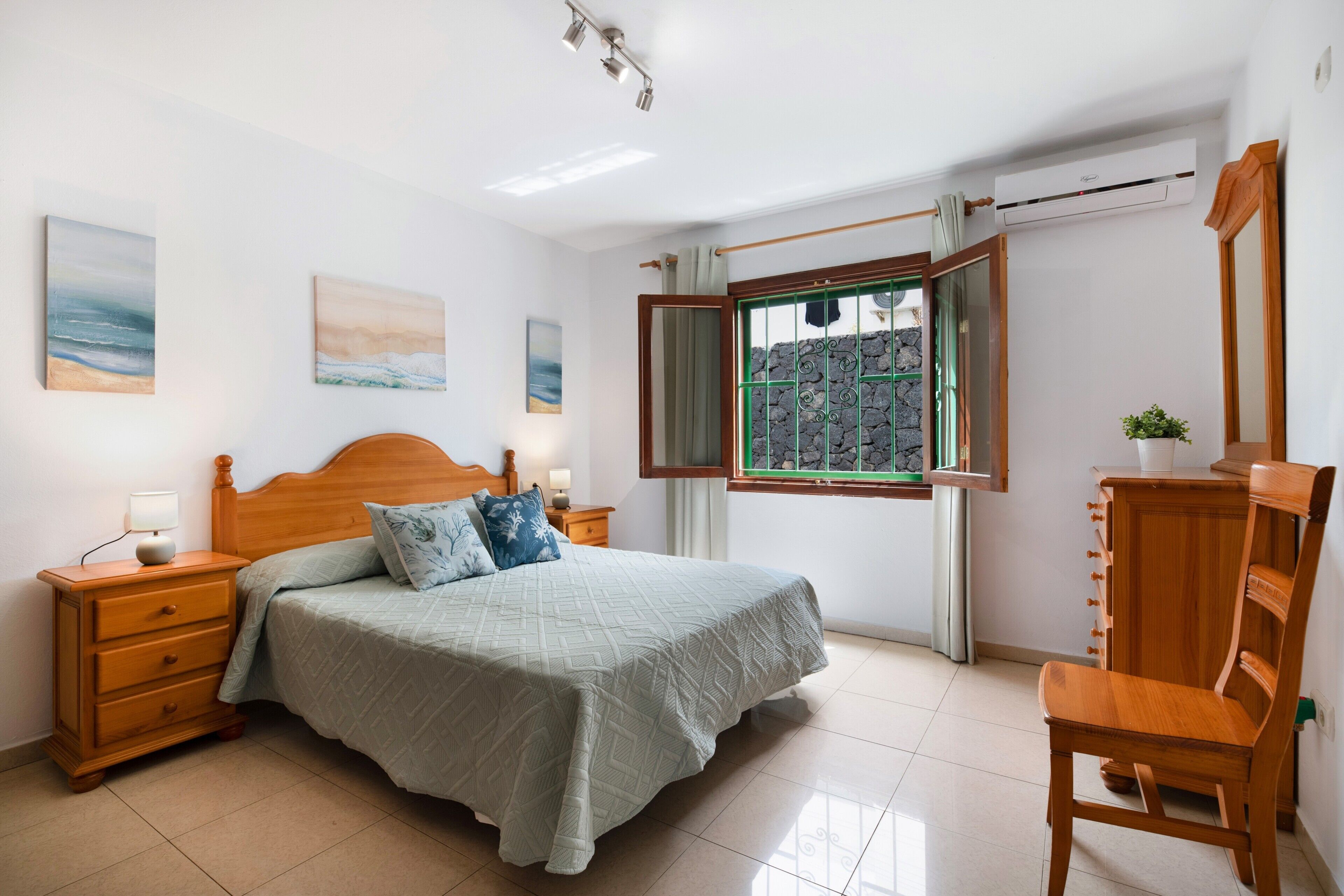 6 bedrooms, iron/ironing board, free WiFi, bed sheets