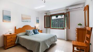 6 bedrooms, iron/ironing board, free WiFi, bed sheets