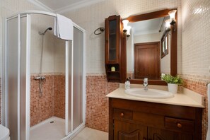 Douche, sèche-cheveux, serviettes fournies