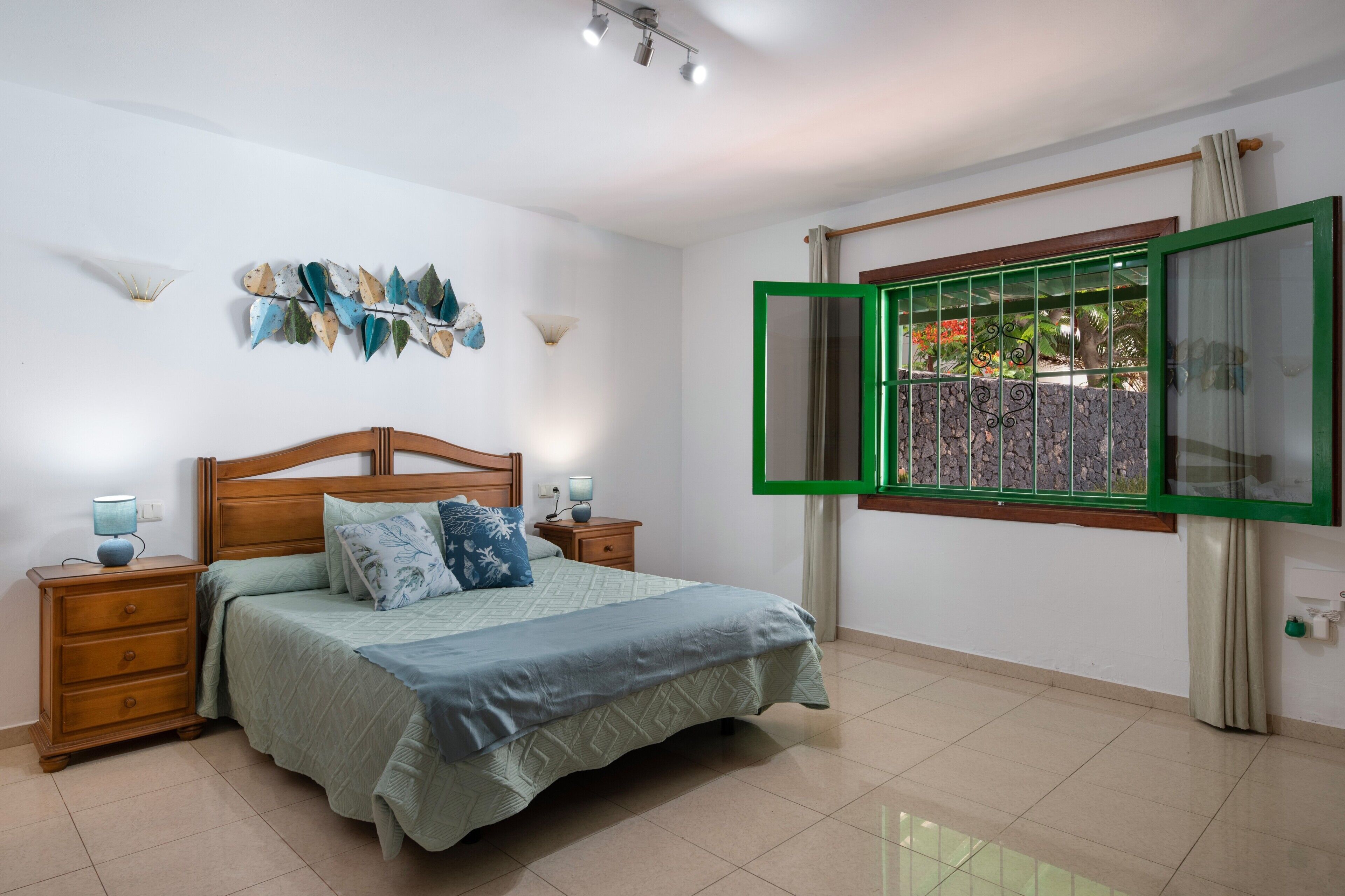 6 slaapkamers, een strijkplank/strijkijzer, gratis wifi, beddengoed