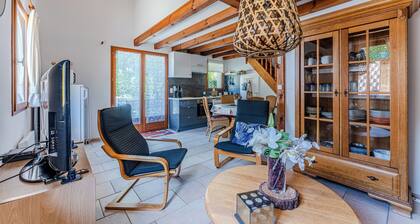 Holiday Home 'Maison Océlandes' with Shared Pool, Private Terrace and Wi-Fi