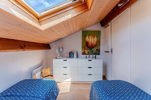 2 bedrooms, iron/ironing board, free WiFi