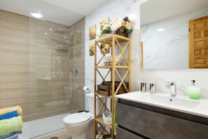 シャワー、ヘアドライヤー、タオル