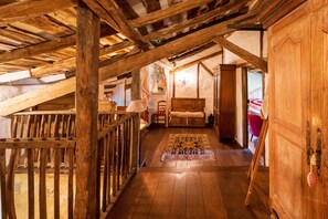 7 makuuhuonetta, silitysrauta/-lauta, ilmainen Wi-Fi, vuodevaatteet