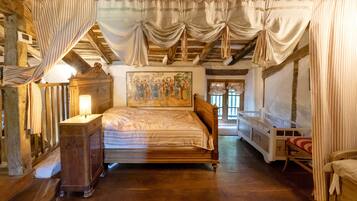 7 bedrooms, iron/ironing board, free WiFi, bed sheets