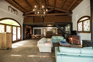 TV - Villa 'Tenuta Pomegranade' with Private Pool, Wi-Fi and Air Conditioning (Ponzano di Fermo)