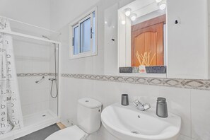 Een douche, een haardroger, handdoeken