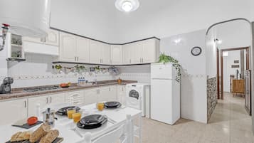 Refrigerador, parrilla de estufa, cafetera y tetera y tetera eléctrica