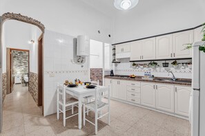 Kühlschrank, Mikrowelle, Herdplatte, Wasserkocher mit Kaffee-/Teezubehör
