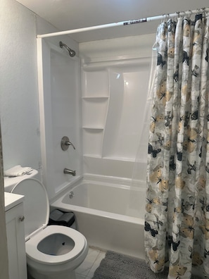 Secadora de cabello, toallas, jabón, papel de baño 