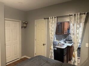 1 bedroom, desk, WiFi, bed sheets - "Charming Suite with 2 Queen Beds – Ideal for Families!" (Irvington)