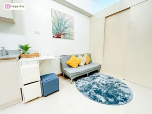 Smart TV - Cozy 2-Bedroom Condo Across SM Southmall with Pool, WiFi, and Kitchenette (Las Piñas)