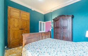 1 habitación, tabla de planchar con plancha y cuna de viaje