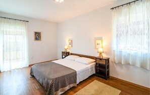 4 habitaciones, tabla de planchar con plancha y cuna de viaje 