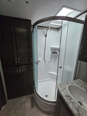 Shower, towels, soap, shampoo - Enjoyable RV with AC, heat, water, in charming Clark Fork.  Pet friendly. (Clark Fork)