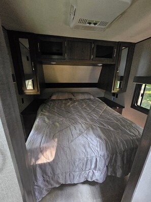 2 bedrooms, bed sheets - Enjoyable RV with AC, heat, water, in charming Clark Fork.  Pet friendly. (Clark Fork)
