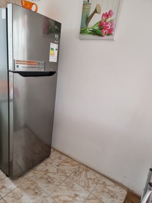 Cabana família, 2 quartos, varanda, vista para o jardim | Cozinha privada | Geladeira grande, micro-ondas, talheres/pratos/utensílios de cozinha