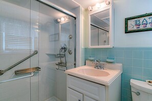 Douche, sèche-cheveux, serviettes fournies