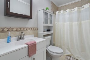 Haartrockner, Handtücher, Seife, Toilettenpapier