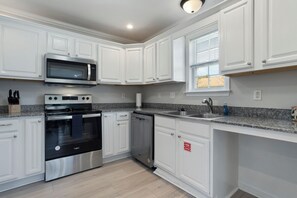 Fridge, microwave, oven, stovetop - The Shell @ Coastal Retreat Villas (Long Beach)