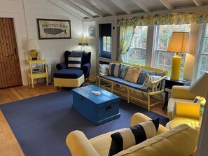 Books - The Nantucket Sandcastle: Our Charming Cottage - Perfect for Summer Getaways! (Nantucket)