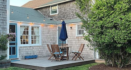 The Nantucket Sandcastle: Our Charming Cottage - Perfect for Summer Getaways!