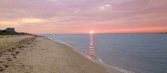 The Nantucket Sandcastle: Our Charming Cottage - Perfect for Summer Getaways!