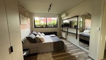 2 habitaciones, tabla de planchar con plancha, cuna de viaje y wifi