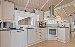 Køleskab, kogeplade, opvaskemaskine, kaffe-/temaskine