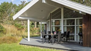 Outdoor dining - Beautiful home in ålbæk with sauna (Ålbæk)