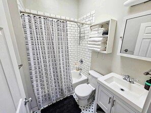 Towels, soap, shampoo, toilet paper - Hip and cozy dog-friendly Mississippi Victorian (Portland)