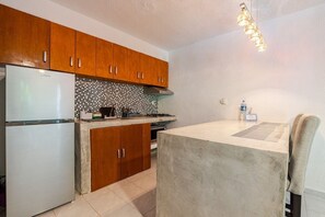 Kjøleskap, mikrobølgeovn, kaffetrakter/tekoker og brødrister