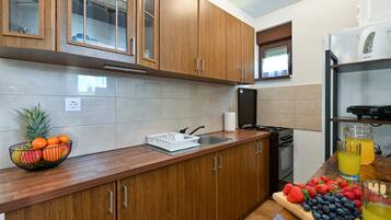 Réfrigérateur, four, plaque de cuisson, cafetiÚre/bouilloire