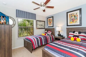 5 bedrooms, iron/ironing board, WiFi, bed sheets - Resort Home near Disney ~ Summer Vacation Ready! (Kissimmee)