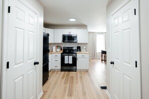 Kylskåp, mikrovågsugn, ugn och spishäll