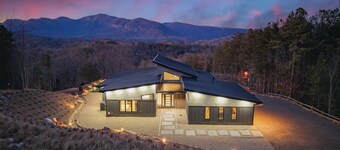 Ridgeline: Luxe Views, Heated Pool & Hot Tub Oasis + 6 Hole Putting Green