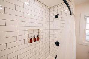 Douche, articles de toilette écologiques, sèche-cheveux