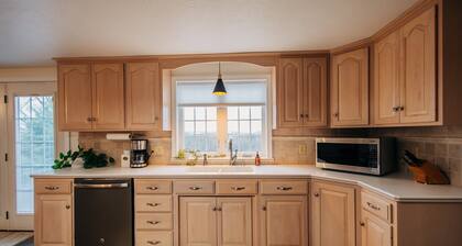 Horizon Haven | Family Getaway in Amish Country w/ Big Views + 3 min walk to food & shops