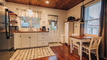 Réfrigérateur, four à micro-ondes, un four, surface de cuisson