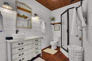 Douche, sèche-cheveux, serviettes fournies