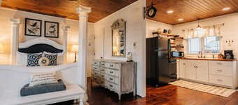 Romantic Golden Valley Cottage | View of Amish Countryside + Walk to Amish Eats