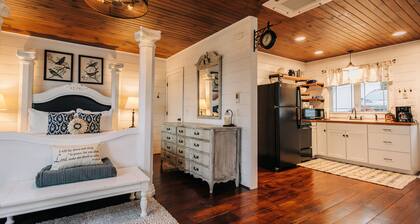 Romantic Golden Valley Cottage | View of Amish Countryside + Walk to Amish Eats