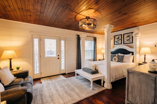 Romantic Golden Valley Cottage | View of Amish Countryside + Walk to Amish Eats