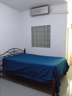 2 bedrooms, desk, bed sheets - A slice of history in Timor Leste/East Timor (Dili)